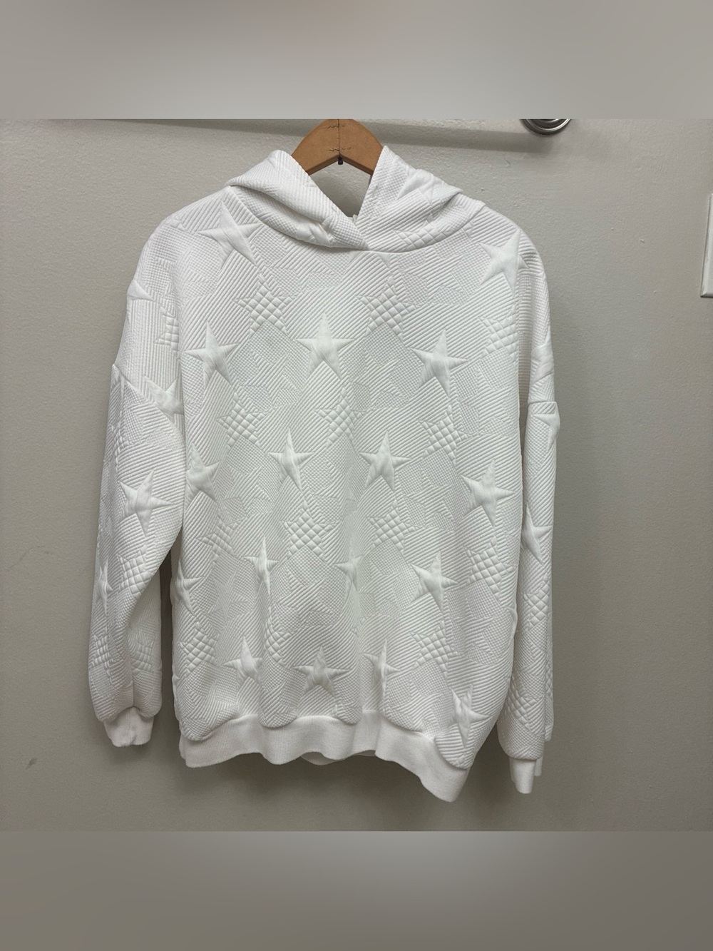 White Textured Star hoodie Size: L/XL Polyester blend pullover sweatshirt